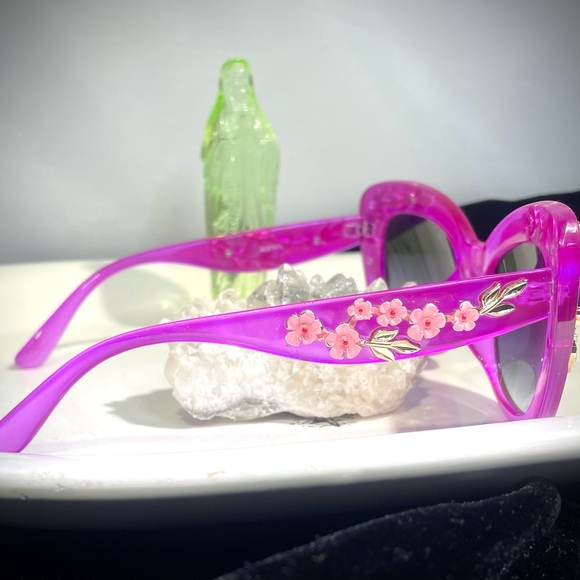 💜 Cat Eye Sunnies! 💜 Magenta Sunglasses with Pink Cherry Blossoms Dk Grey Lens - Picture 4 of 5